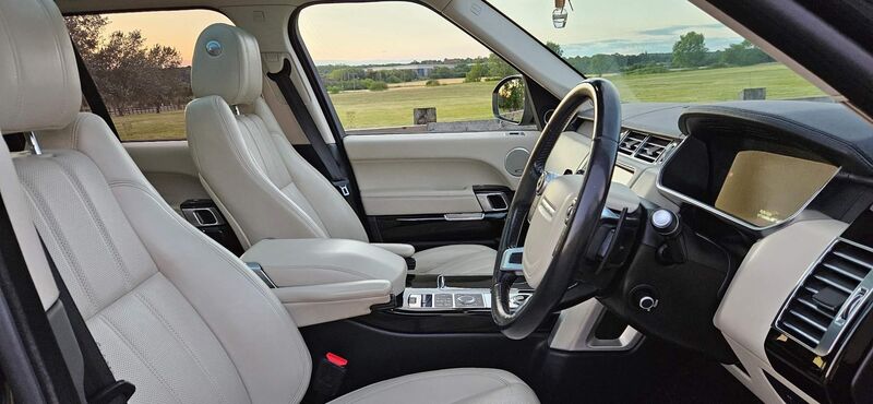 View LAND ROVER RANGE ROVER 3.0 TD V6 Vogue Auto 4WD Euro 6 (s/s) 5dr